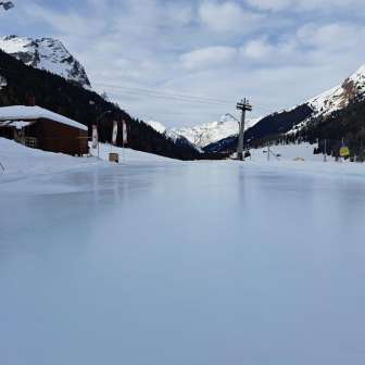 Das Curling Natureisfeld bei der Hüschera Bar und Lodge