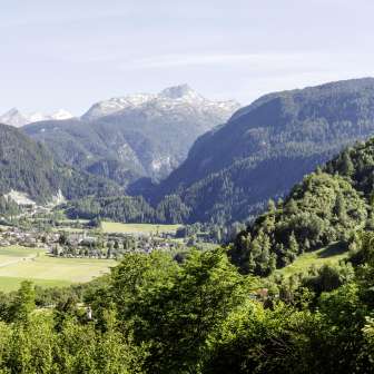 Andeer mit der Burgruine Cagliatscha