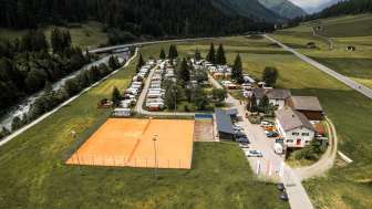 Die Tennisplätze beim Camping Splügen Die Tennisplätze beim Camping Splügen