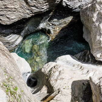 Mehrere jahrtausendealte Strudeltöpfe in der Viamala-Schlucht