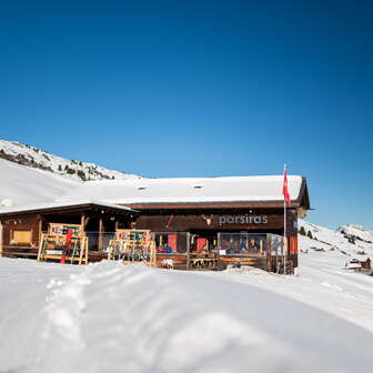 Das Berggasthaus Parsiras im Winter