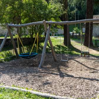 Schaukel auf dem Spielplatz Andeer