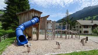 Spielplatz beim Schulhaus Splügen Spielplatz beim Schulhaus Splügen
