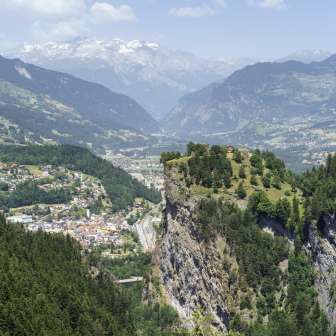 Hoch über Thusis thront die Burganlage Hohen Rätien