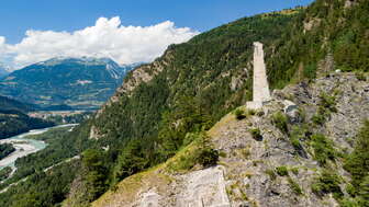 Die Ruine Hochjuvalt mit den Rheinauen und Rhäzüns im Hintergrund