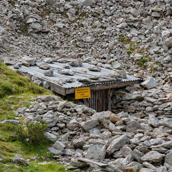 Eingang zu den Silberminen auf der Alp Taspegn