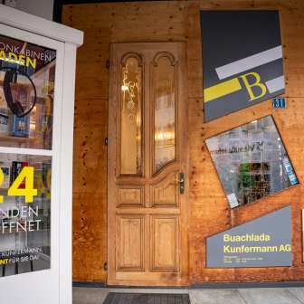 Eingangsbereich mit 24-h Bücherschrank vom Buachlada Kunfermann in Thusis