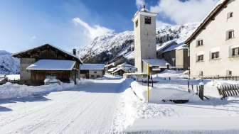 Hinterrhein Dorf mit der reformierten Kirche