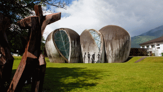 Die Steinkirche Cazis im Herbst Die Steinkirche Cazis im Herbst
