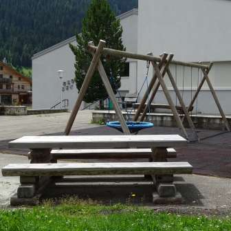 Sitzbank auf dem Spielplatz beim Schulhaus Splügen