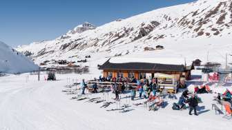 Die Skihütte direkt beim Skilift, den Langlaufloipen und Winterwanderwegen