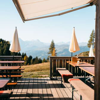 Die Terrasse der Skihütte Feldis im Sommer