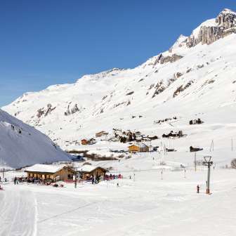 Avers Juppa mit Skilift im Winter