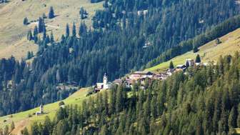 Mathon mit der neuen und alten Kirche im Sommer