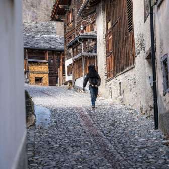 Pschuuri Splügen - Ein "Maschggerä" unterwegs in den Gassen von Splügen