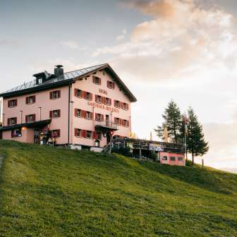 Das Berggasthaus Beverin auf dem Glaspass bei Sonnenaufgang