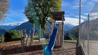Spielplatz Schulhaus Tartar
