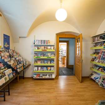 Neben Bücher gibt es diverse weitere Produkte in der Regionalbibliothek Thusis