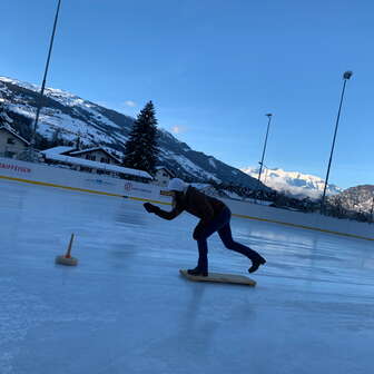 Eisstockschiessen auf dem Natureisfeld in Sils i.D.