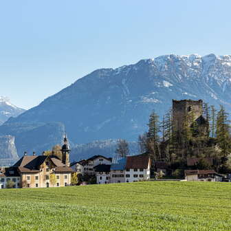 Ruine und Schloss Sins Paspels