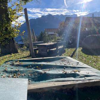 Sandkasten auf dem Spielplatz beim Schulhaus Tartar