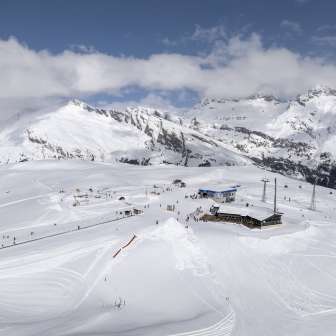 Das Bergrestaurant befindet sich direkt bei Bergstation im Skigebiet Splügen-Tambo