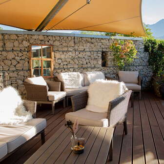 Die Terrasse mit Lounge im Restaurant Triangel in Paspels