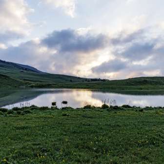 Sonnenaufgang beim Libi-See am Schamserberg