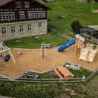 Spielplatz Feldis Schulhaus