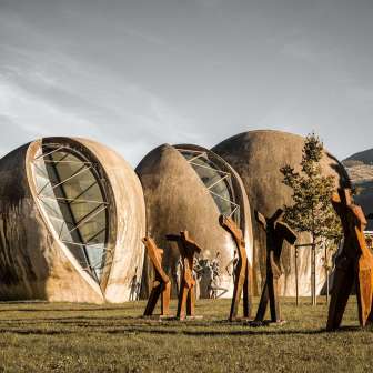 Die Steinkirche in Cazis im Herbst