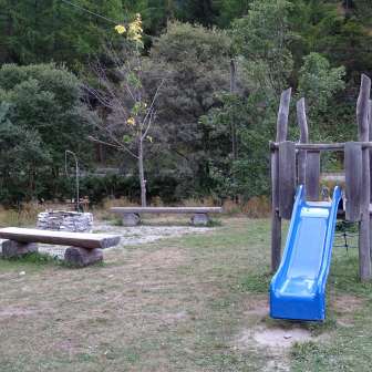 Rutsche auf dem Spielplatz Sufers