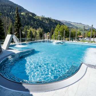 Das Aussenbecken vom Mineralbad Andeer