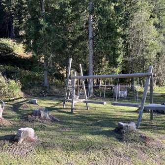 Kleiner Kletterpark bei der Feuerstelle Zipfa Splügen