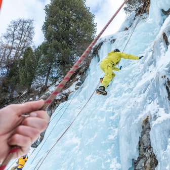 Die Bergsportschule bietet Eiskletterkurse für Anfänger und Fortgeschrittene an