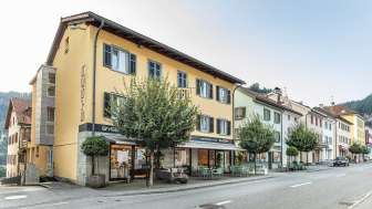 Gyger Confiserie - Restaurant - B&B in Thusis im Sommer Gyger Confiserie - Restaurant - B&B in Thusis im Sommer