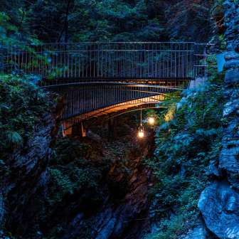 Die Pùnts da tgavorgia im Dunkeln an der Viamala Notte