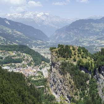 Hoch über Thusis thront die Burganlage Hohen Rätien