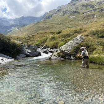 Gast beim Fliegenfischen im Rheinwald