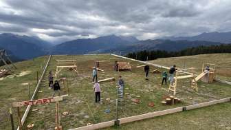 2026 Alp Raguta Leiterlispiel Buntes Treiben von oben