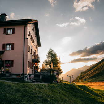 Das Berggasthaus Beverin auf dem Glaspass bei Sonnenaufgang