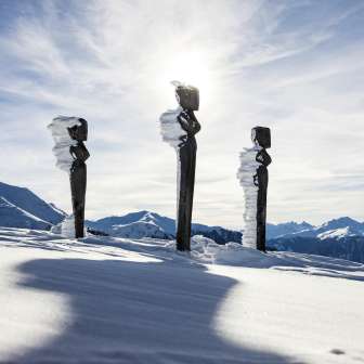 Die Kunstinstallation "Die Dreizehn" auf dem Feldiser Hochland