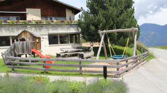 Spielplatz beim Gemeindehaus Urmein Spielplatz beim Gemeindehaus Urmein