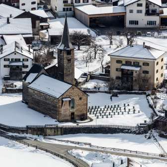 Die Kirche St. Martin in Zillis-Reischen im Winter