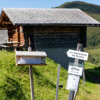 Die Hirtinnenbeiz von der Alp Bischola am Heinzenberg