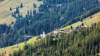 Mathon mit der neuen und alten Kirche im Sommer