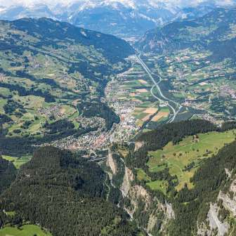 Luftaufnahme von Thusis mit dem Heinzenberg und dem Domleschg