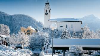 Andeer mit der reformierten Kirche im Herbst