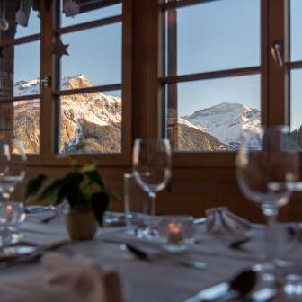Spektakuläre Aussicht auf die umliegende Bergwelt vom Hotel Restaurant Capricorns