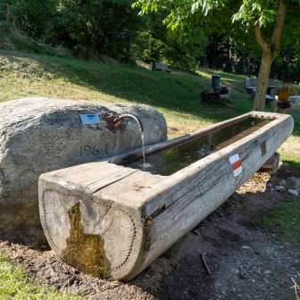 Brunnen bei der Feuerstelle Plans Donat