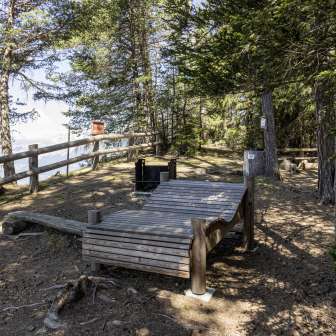 Der Aussichtspunkt und Feuerstelle Thusisblick bei Feldis